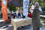 Kütüphane geziyor, çocuklar hem okuyor hem eğleniyor