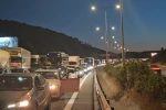 Kuzey Marmara Otoyolu’nda kamyonun çarptığı tabela devrildi: Trafik yoğunluğu oluştu