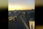 Lastiği patlayan otomobil bariyerlere çarparak takla attı: 2 yaralı