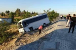 Lastiği patlayan servis aracı şarampole devrildi: 5 yaralı