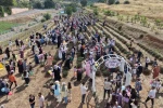 Lavanta kokuları eşliğinde hasat yaptılar