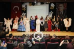 Lise öğrencileri atık malzemelerden hazırladıkları kıyafetlerle podyuma çıktı 