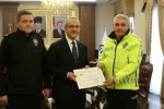 Maçta üşüyen çocuğa çorabını veren polis memuru ödüllendirildi