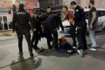Maddi hasarlı kaza sonrası tarafların kavgası kameraya yansıdı 