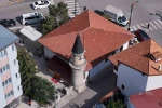 Mahalle adını bu camiden alıyor, minaresindeki zincirler ile dikkat çekiyor