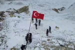 Mahallenin en yüksek tepesine Türk bayrağı diktiler 