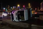 Malatya’da kamyonetin devrilme anı kamerada