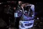 Malatya’da otobüs kazası sonrası yolcuların özel eşyaları toplandı