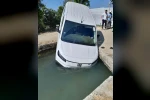 Manavgat’ta hafif ticari araç sulama kanalına düştü