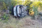 Manavgat’ta otomobil bahçeye uçtu