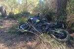 Manavgat’ta virajı alamayan motosikletli ağaca çarptı: 2 yaralı