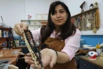 Manda ve koç boynuzları, usta ellerde takıya dönüşüyor