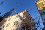 Mangal yakmak isterken çatıyı ateşe verdi