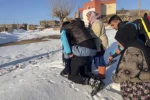 Mardin’de fedakar sağlık personeli: 84 yaşındaki hastayı sırtında taşıdı