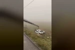 Mardin’de yol kenarına devrilen otomobilin sürücüsü yaralandı