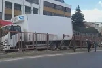 Markete giren sürücü el frenini çekmedi, faciadan dönüldü
