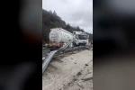 Mazot yüklü tanker kontrolden çıkarak karşı şeride geçti