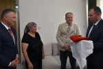 Mehmetçiğin cephede taşıdığı Türk bayrağı, konservasyon için Türkiye’ye gönderiliyor