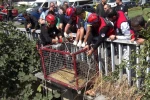 Menfezde mahsur kalan köpeği Başkan Bahadır kurtardı
