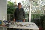 Merakla başlayıp 35 sene yaptığı mesleği teknolojiye yenik düşen saatçi, 12 yıldır evinde mesleğini yaşatıyor