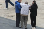 Merdivenden inerken düşen 2 kişinin yardımına vatandaşlar koştu