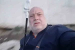 Meriç Nehri’nde yakaladığı 30 kiloluk yayın balığını nehirde oltası ile gezdirdi