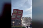 Mersin’de 2 katlı bina titreşimle yıkıldı