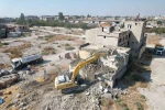 Mersin’de 2 katlı metruk bina kontrollü şekilde yıkıldı