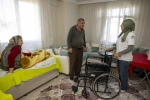 Mersin’de engellilere tekerlekli sandalye ve hasta bezi desteği
