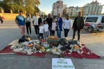 Mesire alanında topladığı çöpleri farkındalık için şehir meydanında sergiledi