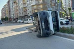 Midibüsün çarptığı servis aracı yan yattı