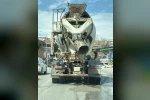 Mikserden taşan beton, asfalt yola döküldü