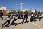 Milli Eğitim Bakanı Tekin, çocukların ip çekme yarışına katıldı, onlarla yakan top oynadı 