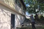 Milli Eğitim Şube Müdürü Yıldırım, okulun boya ve tadilatını kendi elleriyle yaptı