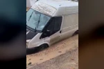 Minibüs çöken yolda mahsur kaldı