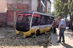 Minibüs, iş yerine çarptıktan sonra boş arsaya uçtu