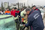 Minibüsle çarpışan otomobil hurdaya döndü: 1'i ağır 5 yaralı