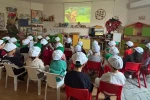 Minik eller toprakla buluştu