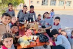 Minik ellerden sokak hayvanlarına sevgi dolu yiyecekler