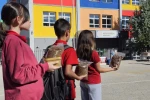 Minik öğrencilerden doğaya ve hayvanlara anlamlı dokunuş