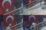 Minik öğrencilerin bayrak hassasiyeti: Topun çarptığı bayrağı öptüler