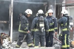 Mobilya imalathanesindeki yangında 3 kişi dumandan etkilendi