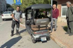 Motorlu bisiklet, yayaya yol veren otomobile çarptı: 1 yaralı