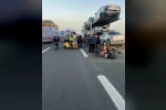 Motosiklet emniyet şeridinde duran tıra çarptı: 1 yaralı