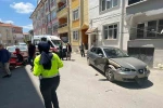 Motosiklet hareket eden otomobile çarptı: Anne ile kızının yaralandığı kaza kameraya yansıdı
