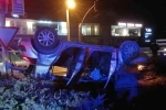Motosiklet ile çarpışan otomobil takla atarak ters döndü: 1’i ağır 4 yaralı