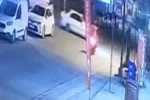 Motosiklet ile otomobilin çarpışması kameraya yansıdı