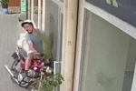 Motosiklet iş yerine girdi, kask hayat kurtardı