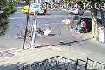 Motosiklet kasasıyla birlikte otomobilin üzerinden uçtu 