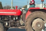 Motosiklet kaskıyla traktör kullanan kadın, sosyal medyada büyük beğeni topladı